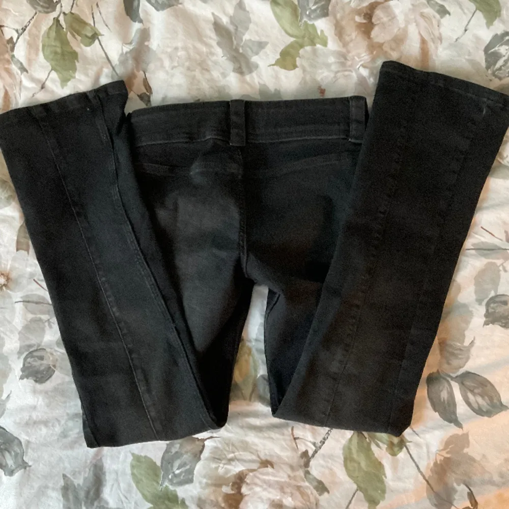 Svarta hm jeans från deras barnavdelning, andvända några få gånger och utan skador eller liknande, säljer då dem inte kommer till andvändning. . Jeans & Byxor.