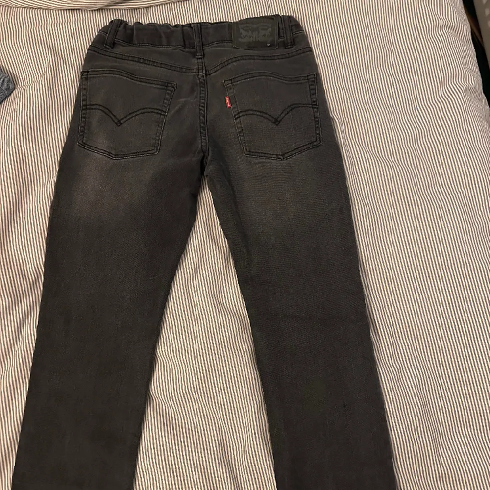 Säljer dessa grå/svarta Levis jeans i modellen 512 slim taper 10a junior( skicket är 8/10 ). Hör av er vid fler frågor och bilder. Priset kan diskuteras vid snabb affär . Jeans & Byxor.