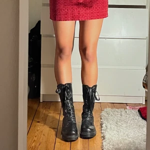 Höga svarta stövlar i läder <3 - Ett par skitcoola läderstövlar med fina sidenband, PERFEKTA nu för vintern och våren! Kan antingen ha dem under jeans eller med kjol/klänning/shorts, så snygga till allt🤍 Passar stl 39, hämtas i Gbg/Sthlm eller skickas <3