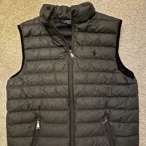 Ralph lauren väst - Riktigt snygg Ralph lauren väst. 9/10 skick inga defekter✅