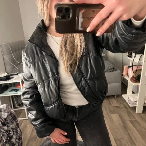 Svart Zara jacka - Köpt från Zara 🖤I mycket fin skick.