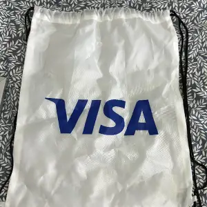 Väska med ”Visa” tryck, tvär drippig, men har aldrig kommit till användning. (Officiella Visa)