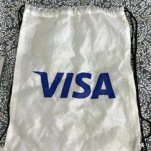 Gympaväska - Väska med ”Visa” tryck, tvär drippig, men har aldrig kommit till användning. (Officiella Visa)