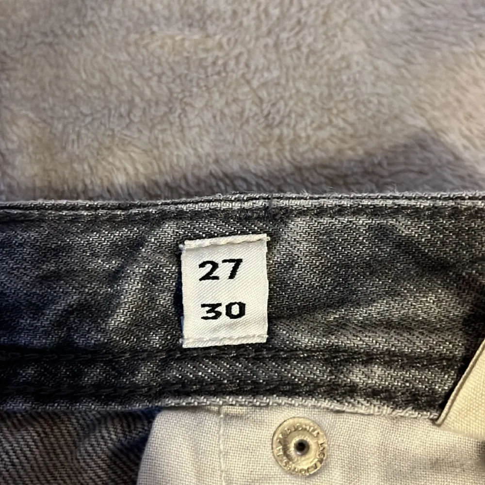 Ett para riktigt fräscha Jack and Jones jeans i färgen grå, de är riktigt snygga nu i vår. Storleken är W27 L30. Hör gärna av er om ni vill ha mer bilder eller andra frågor 👍. Jeans & Byxor.