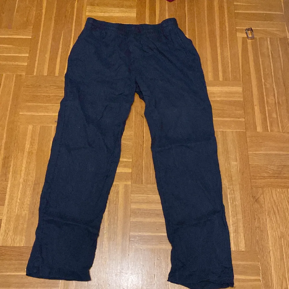 Skit najs linnebyxor nu till sommaren dom är lite för långa för mig därför säljer jag. Jeans & Byxor.