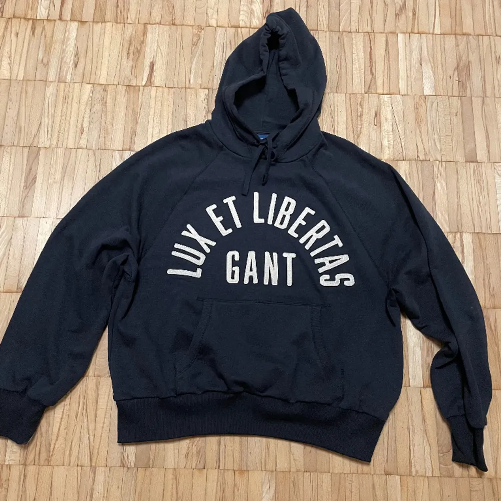 Sparsamt använd mörkblå hoodie från Gant. Är relaxed i passformen. I storlek L men passar både M och L.  Nypris 1600kr. Hoodies.