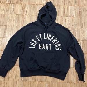 Sparsamt använd mörkblå hoodie från Gant. Är relaxed i passformen. I storlek L men passar både M och L.  Nypris 1600kr