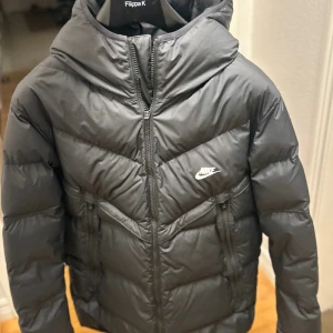 Nike vinter jacka - Säljer min Nike jacka då jag inte använder den längre. Jackan är endast använd i en säsong och ser sprillans nya ut. Storleken på jackan är S. Ny pris kostade jackan runt 3000kr och jag säljer den för endast 1000kr