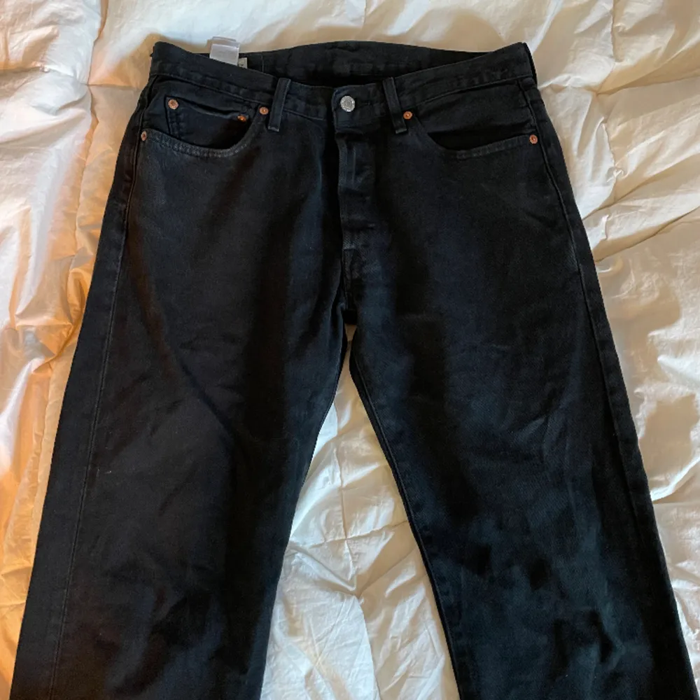 Jeans i bra skick utan slitningar. Det enda är att den svarta färgen har minskat när jag tvättat dem. Därför priset. . Jeans & Byxor.