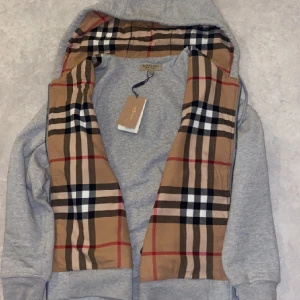 Burberry zip  - Burberry zip helt i ny skick, Storlek S  Skriv i DM för mer bilder !
