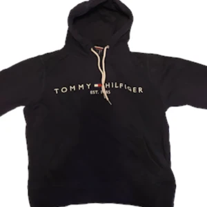 Tommy hilfiger  - Hej säljer denna Tommy tröjan i storlek s då den ej passa den är använd fåtal gånger och är ny skick den är väldigt fin och är i färgen mörk blå 