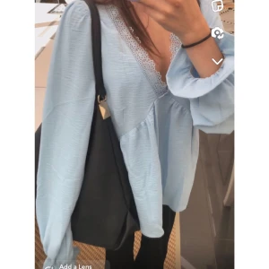 Blus - En ljusblå efterfrågad blus från Vero Moda! Storlek xs💙 Fint skick, köpt här på Plick! Säljer den pga den får för lite användning!