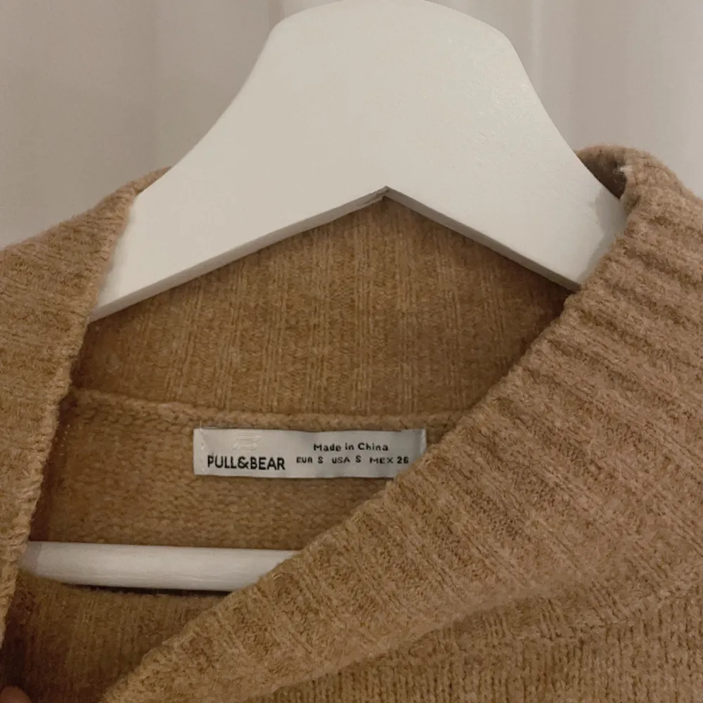 Brun stickad tröja från pull&bear, använd enstaka gånger🤍 Nypris: 399kr. Tröjor & Koftor.