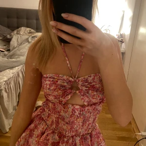 Sommarklänning - Säljer nu denna såå fina sommarklänning. Perfekt till skolavslutning/midsommar! Storlek XS, men den är väldigt stretchig så passar även en S/M! Den är helt ny, tyckte den va lite stor på mig. Säljer för 180kr.💐