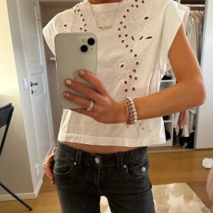 Vit topp - Super söt topp i storlek S💘
