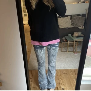 Unika jeans! - Snyggaste jeansen som är lågmidjade och bootcut! Bilderna är lånade!❤️ Säljer pga att jag behöver pengar!