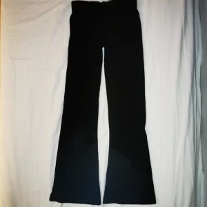 Yoga byxor!  - Jättesnygga ribbade vikbara yoga byxor, använda men i gott skick. De är i storlek 146 men passar på mig med xxs-xs. Skriv för mer info💝