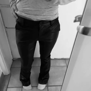 Lågmidjade skinnbyxor!!  - Lågmidjade skinnbyxor från design by si! Nypris 499. Använda 2ggr, jättebra skick! 