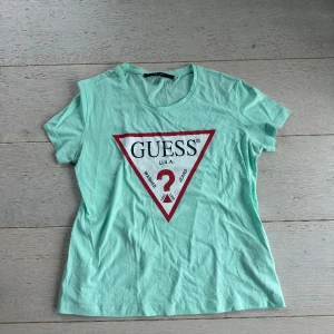 Guess t-shirt - Bra skick, använd 1-2 gånger 