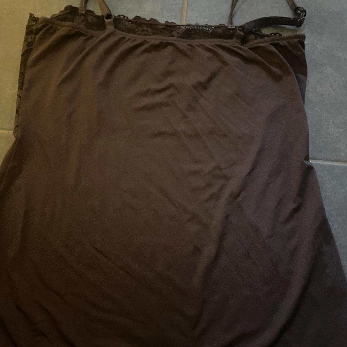 Brunt spetslinne - 90