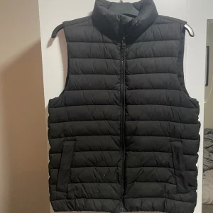 Calvin Klein väst - Svart Calvin Klein väst med vita detaljer på båda sidorna, storlek S