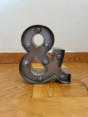 & tecken  - En fin inredningtetalj med lysen. Batteridriven. 