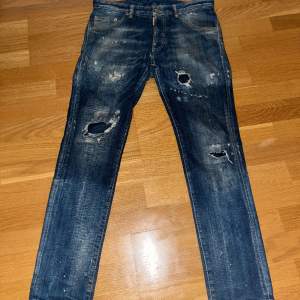 Jag säljer ett par D2 jeans i strlk 16y som jag skulle säga passar bäst för folk mellan 170cm-177cm, modellen på bilden är 183cm. Dessa jeans är i nyskick och är köpta på rea för 2400kr men jag är redo att släppa dem för ca 800kr.