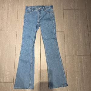 Säljer dessa supersnygga mid rise jeans från H&M då de ej KOMEMR till användning🩷Helt nya och aldrig använda 