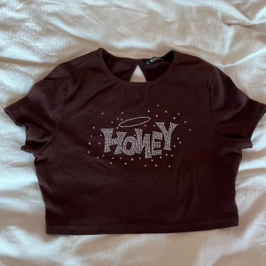 Y2K rhinestone crop top Honey - Y2k brun crop topp med rhinestones i texten ”Honey”. Strl S/M. 