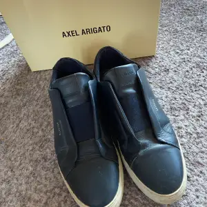 Säljer mina mörkblåa arigato skor. Använda ett fåtal gånger. Säljer de då de är för små.