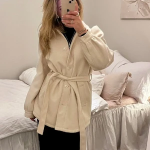 Nakd kappa - Otroligt stilren och tjusig kappa från Nakd! Jättefint till våren😍 Men funkar även då det är lite kallare då materialet är ganska tjockt! Original priset låg på lite över 900kr, och den säljs inte längre!!💞  (Pris kan diskuteras!)