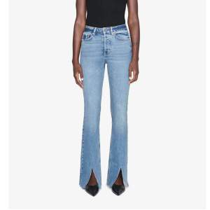 Roxanne Jeans i färgen Storm Blue från Anine Bing. Fint skick, säljer pga för små men passar mig som är 176cm i längden. Strl 26 Nypris ca 2500kr 