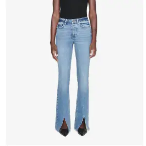 Roxanne Jeans i färgen Storm Blue från Anine Bing. Fint skick, säljer pga för små men passar mig som är 176cm i längden. Strl 26 Nypris ca 2500kr 