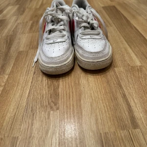 Skor - Vita nike air force med röd nike logga. Inte använda så mycket