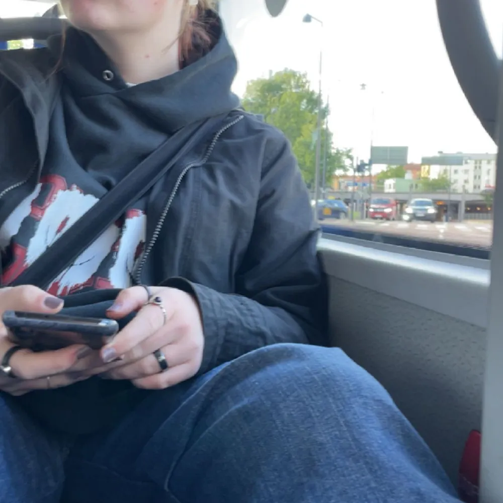 Skön hoodie med cool graffiti design. Sitter perfekt baggy på mig som vanligtvis har S. Syns inga defekter och sparsamt använd. Säljer pga byte av stil.. Hoodies.