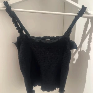 Linne bikbok - Svart linne i smock från bikbok, i smock och stretchig!