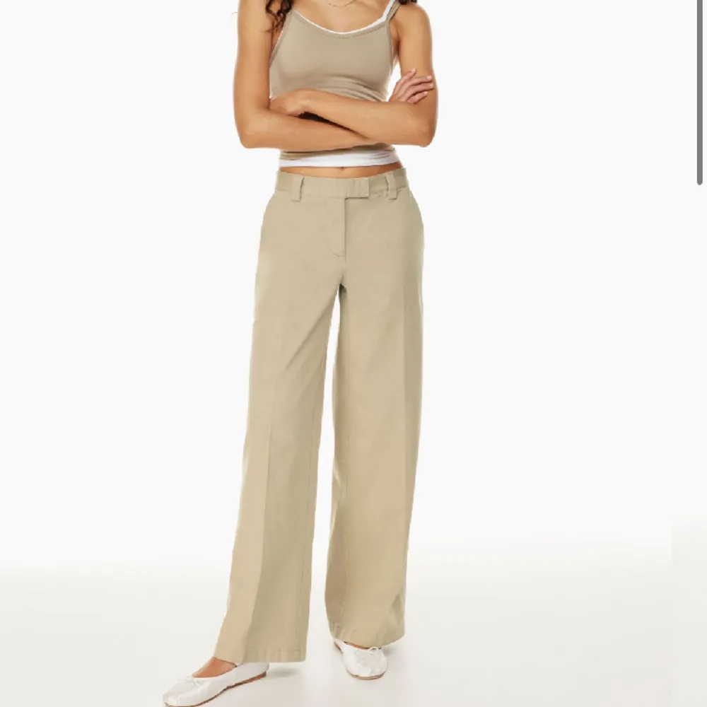 Säljer dessa lågmidjade chinos/kostymbyxorna från Aritzia pga att de är för stora för mig. Storlek 0 vilket motsvarar XS. Köpta för 900kr. Köp gärna via köp nu!⭐️ . Jeans & Byxor.