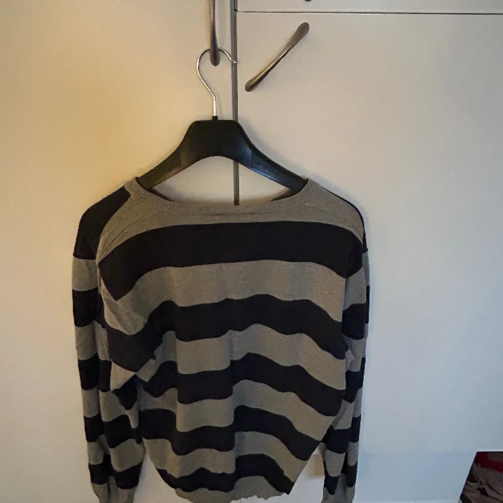Säljer denna grå & blå randiga tröja i storlek M. Köpt second hand. Bra skick. . Tröjor & Koftor.