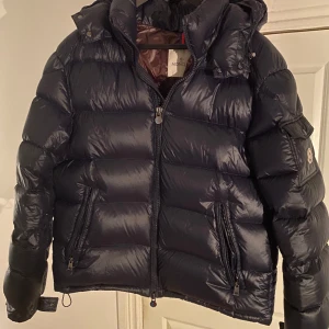 M Navy jacka - XL - Tja! Säljer denna feta M i navy blå. XL. DM för fler frågor