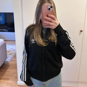 adidas tröja - en ziphoodie från adidas, storlek 42. sitter skönt på mig som har xs/s. mycket bekväm. använd men superbra skick. inga defekter. 