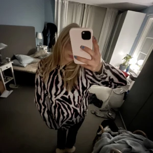 Zebra stickad tröja  - Svin cool stickad tröja i svart vitt o rosa tenta mäster 