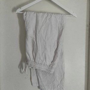Linnebyxor  - 1/Storlek L nypris 150kr mitt pris 50kr 2/Storlek 42 EU nypris 399kr mitt pris 50kr 3/Storlek M nypris 299kr mitt pris 50 kr 