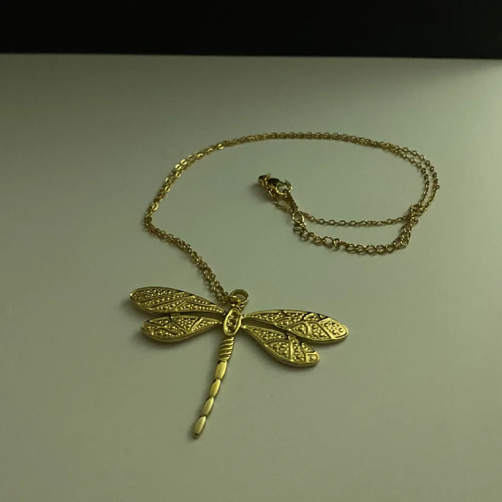 Dragonfly halsband- guldpläterad i 18k. Övrigt.