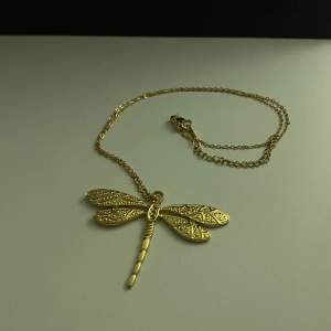 Dragonfly halsband- guldpläterad i 18k