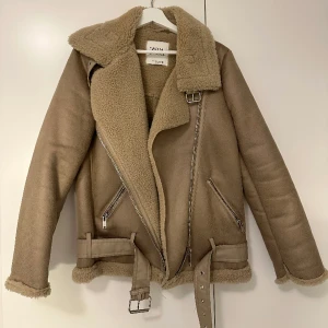 Bikerjacka beige  - Bikerjacka i beige från zara, strl 36. Förra årets kollektion men bara använd 2 gånger. Nypris 1 195 kr, säljs för 200 kr. 