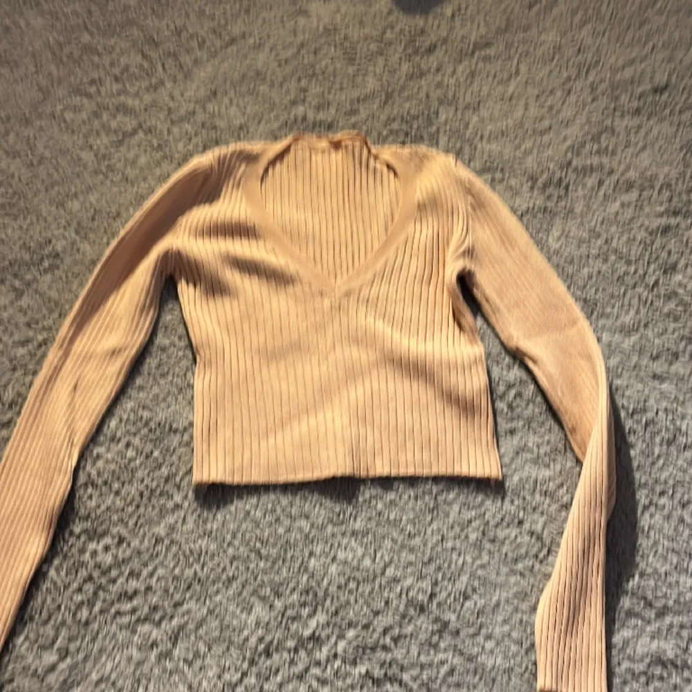  En fin beige långärmad tröja som är kort i magen och är i storlek Xs.OBS tar endast Swish numret finns i min bio . Tröjor & Koftor.