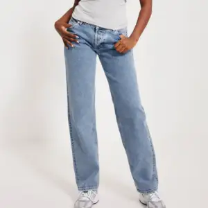 Snygga lågmidjade jeans köpta från Nelly. I väldigt bra skick och har bara använts några gånger💕 Storleken är W26 men passar någon som är XS. Jeansen är perfekt längd på mig som är 160💕