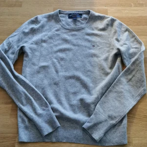 Grå finstickad ulltröja Gant - Ljusgrå finstickad tröja från Gant. Material merinoull. Fint skick. Inga noppror storlek xs