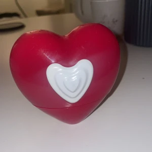 Escada show me love - Escada Show Me love 100 ml, har använt den få gånger men den kommer ej till användning då jag har andra parfymer jag använder mer. Nypris 1050 mitt pris 450 kr. (Kan diskuteras)