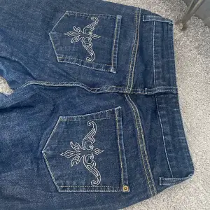 Jätte fina jeans, lågmidjade. Vet inte vilken storlek de är eftersom de inte står men de är som XS/S! Pris kan diskuteras 💞